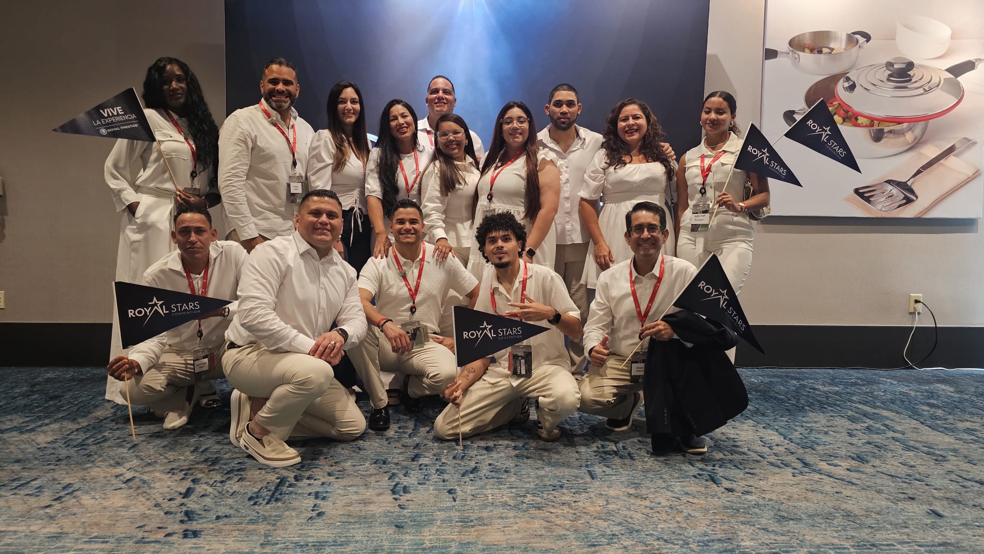 Grupo de distribuidores Royal Prestige reunidos en equipo
