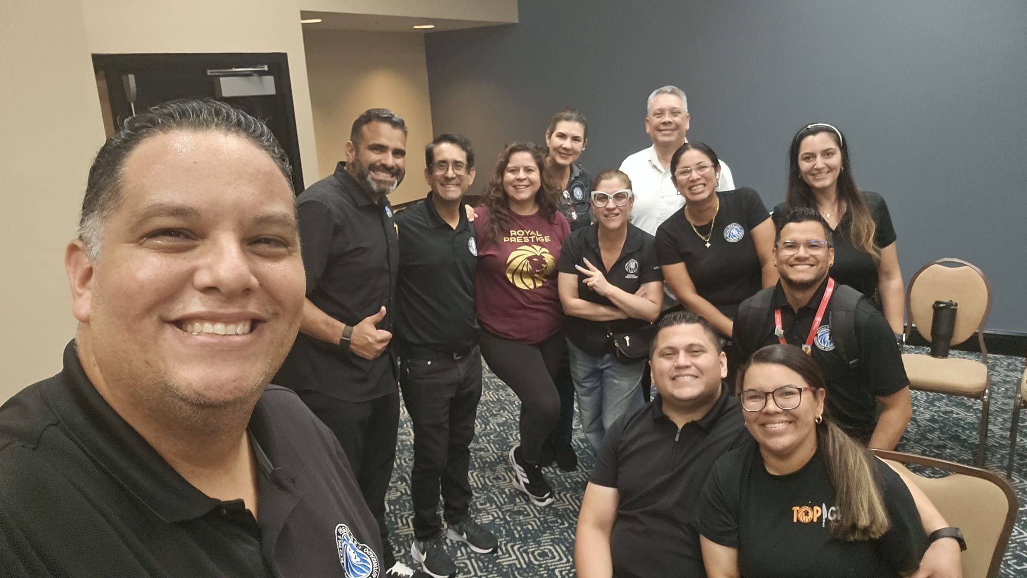 Juan Carlos junto al equipo en un encuentro de distribuidores Royal Prestige