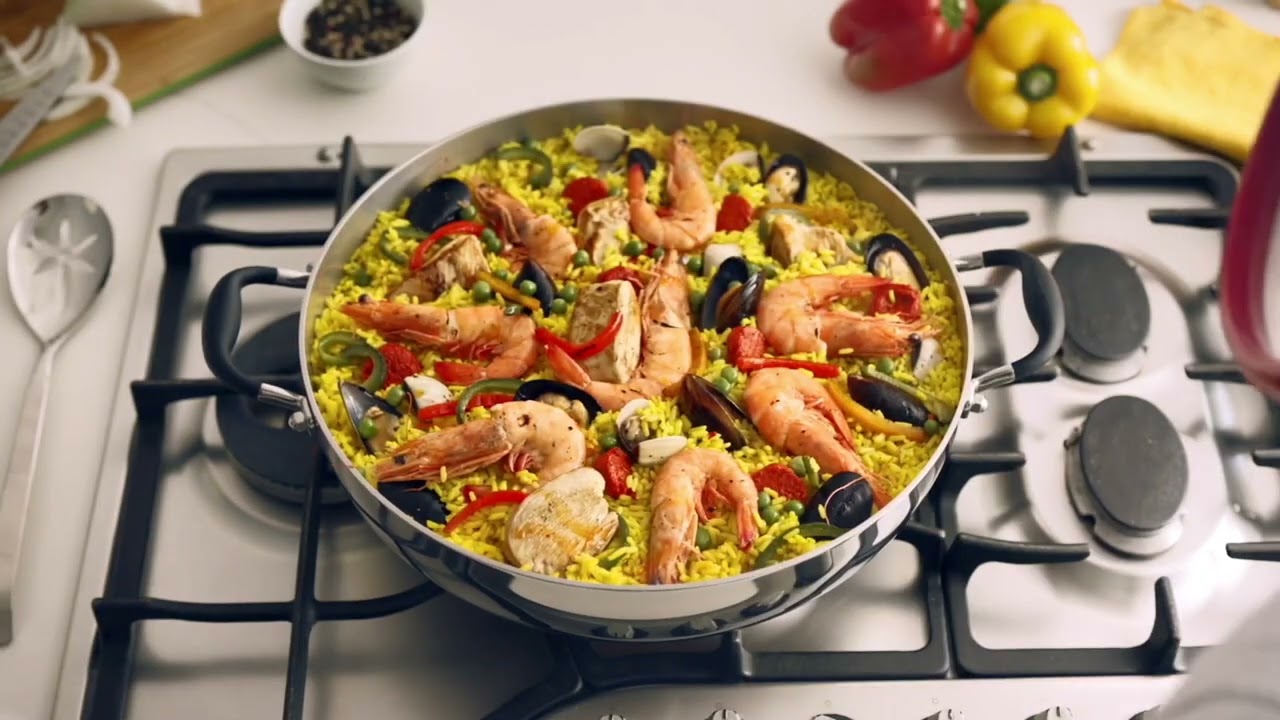 Paella preparada por un cliente en un sartén Royal Prestige