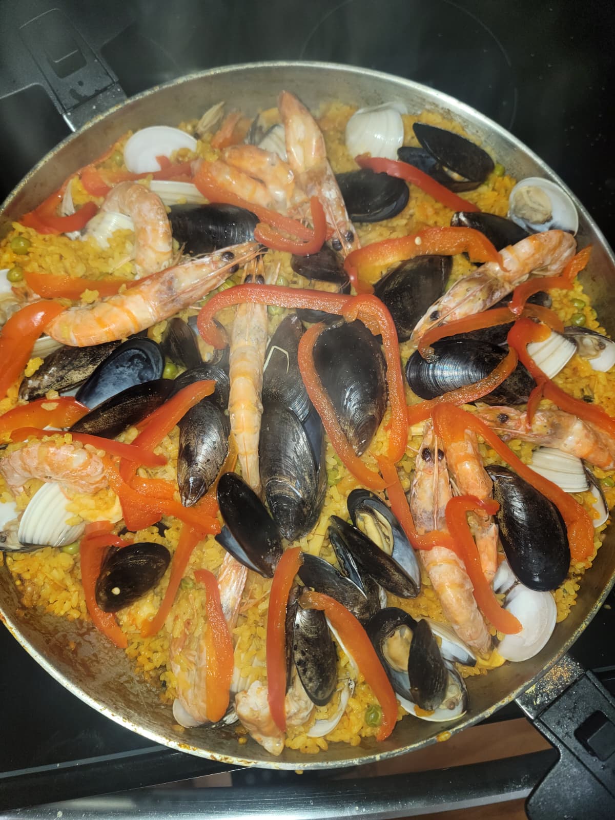 Paella preparada por un cliente en un sartén Royal Prestige